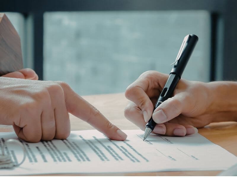 Manos firmando un documento como ejemplo de solicitar la carta de reconocimiento de antigüedad para acreditar continuidad en SGMM de prestación