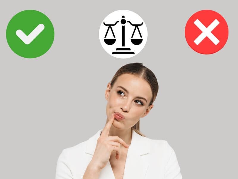 Mujer pensativa con iconos de sí y no y una balanza, representando evaluar qué cubre y qué no la Cobertura Mujer GNP.