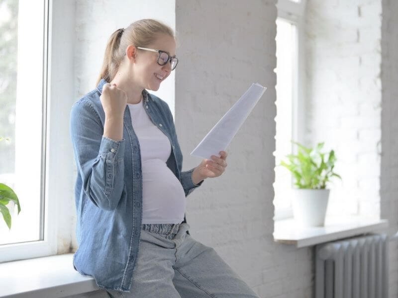 Mujer embarazada revisando el costo de un seguro de maternidad