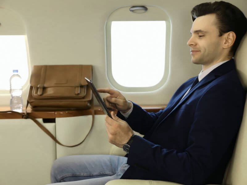 Persona viajando en avión como referencia a atención médica en el extranjero y cobertura internacional en SGMM de prestación.